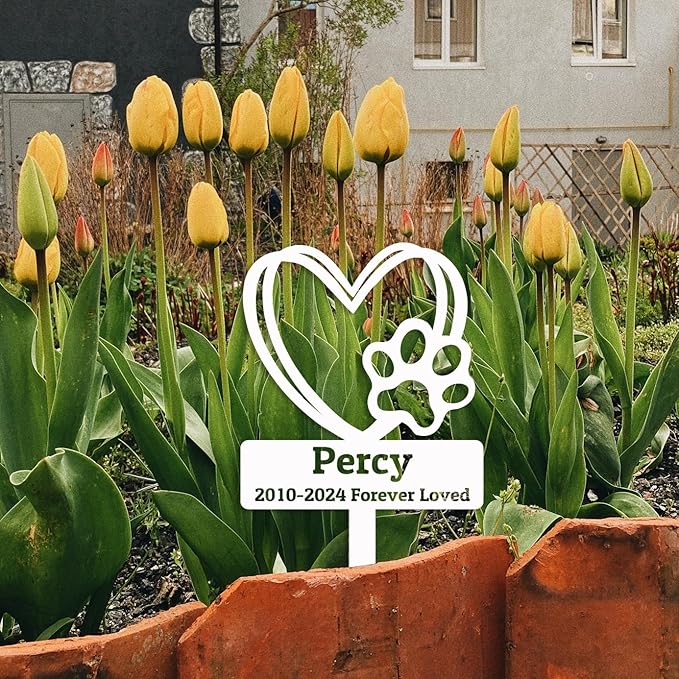 Personalized Hearts Paws Memorial Grave Marker for Dogs Cats, Custom Cat Dog Memorial Stake Metal Sign, Customized Dog Cat Headstone Grave Marker Outdoor Garden Stake Pet Memorial Plaque